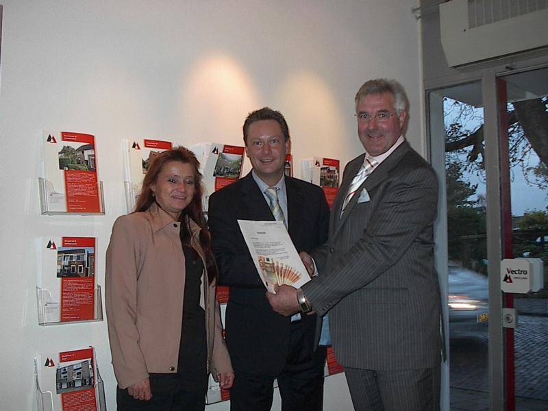 Van Kampen reikt 100ste bonus uit in 2005!