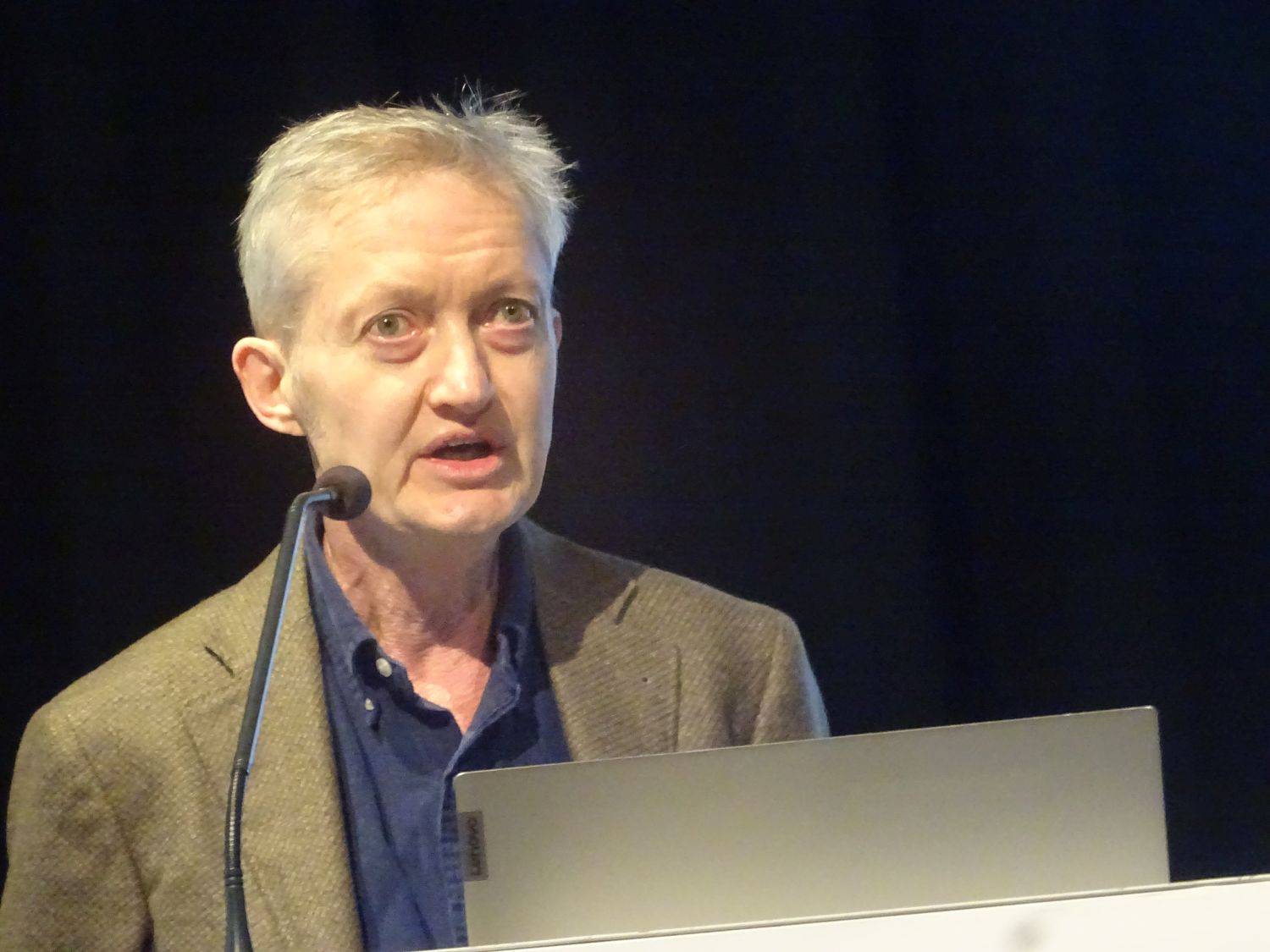 Maxim Februari maant Wikipedia vriendelijk tot bezinning