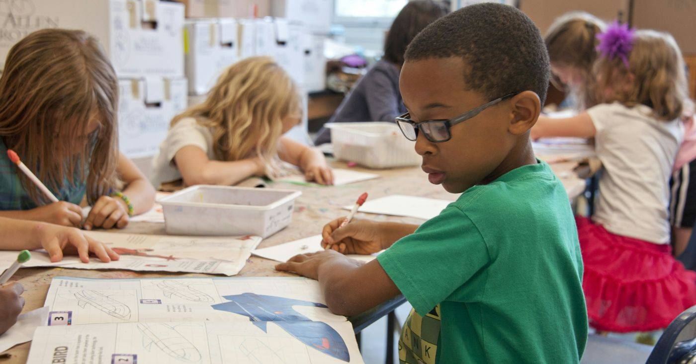 Waarom blijven we kinderen dommer maken?