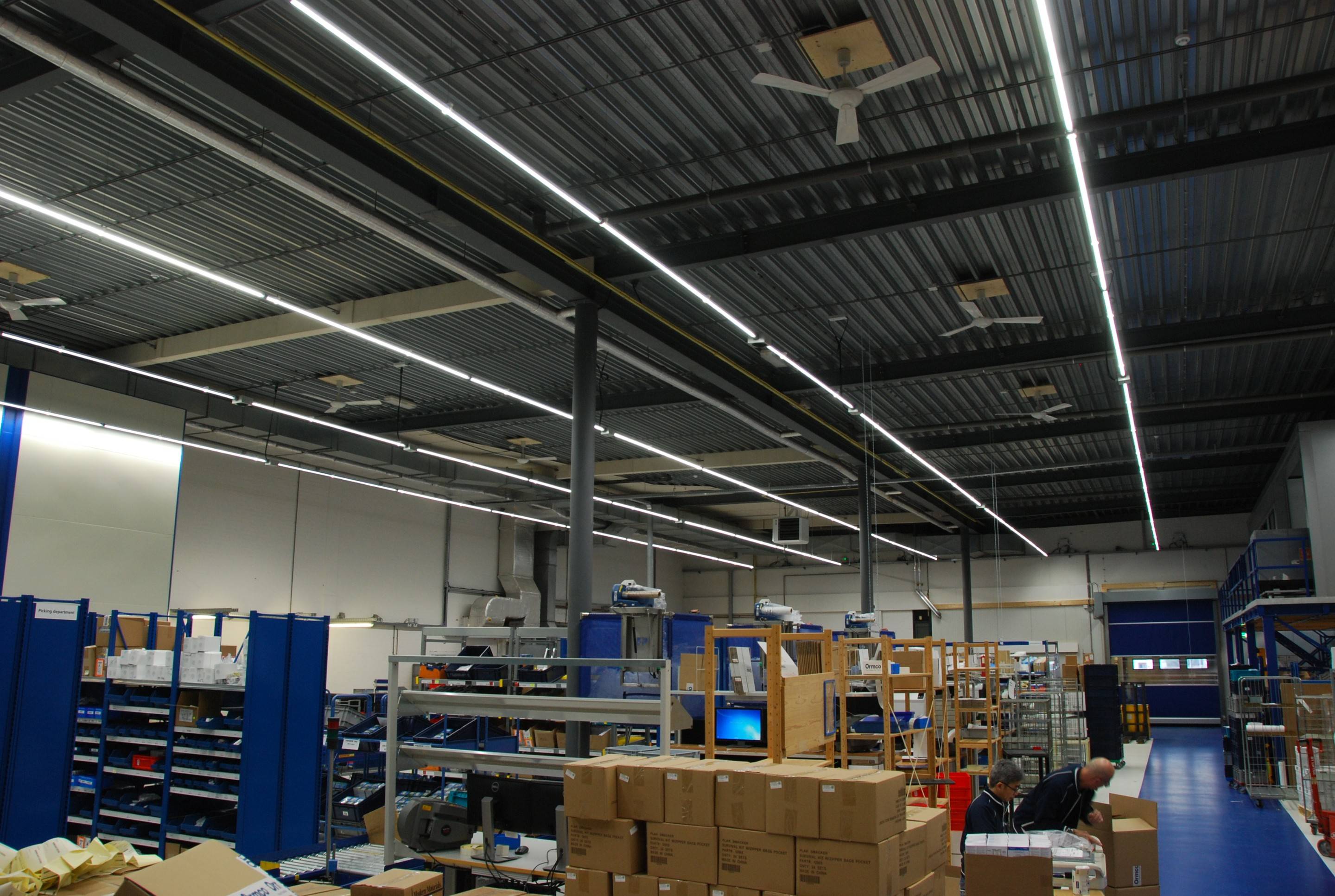 Modulaire LED lijnverlichting op veel manieren in te zetten in bedrijfshal, magazijn en industrie