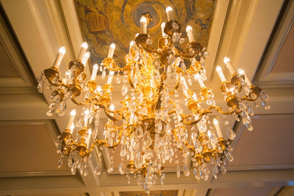 Case: Grand Hotel Karel V vervangt honderden gloeilampen in kroonluchters door LED met intelligente sturing